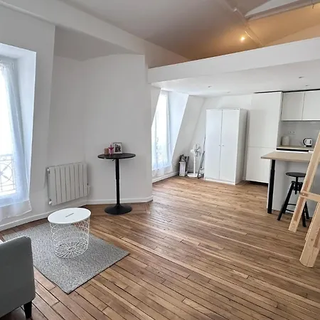 דירה Quiet Loft With Rooftop View *